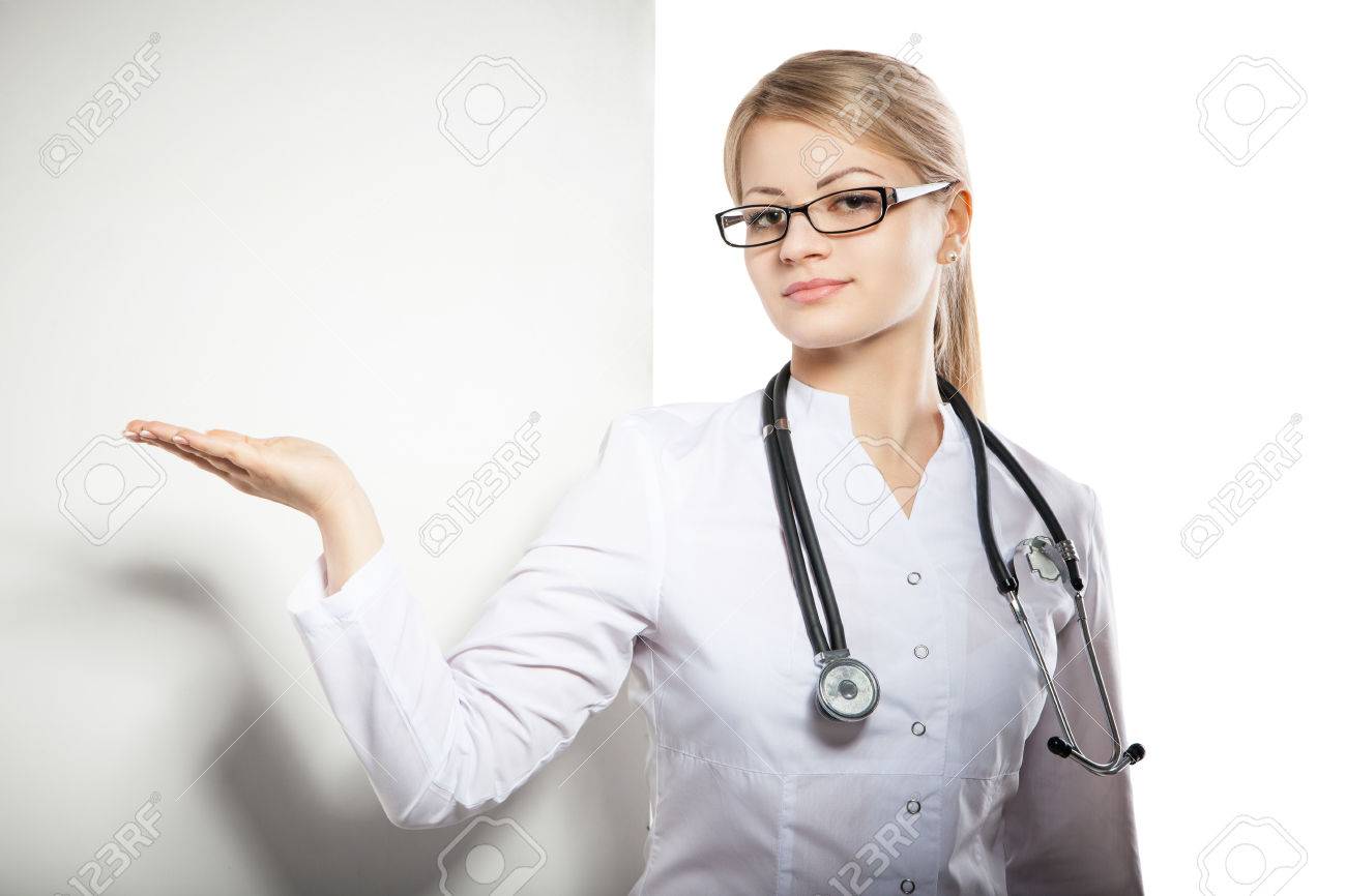 27025097-arzt-frau-lächeln-mit-stethoskop-halten-leere-karte-board-mit-der-hand-offene-hand-konzept-werbung-pro